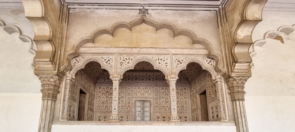 Diwan i Am Closer look