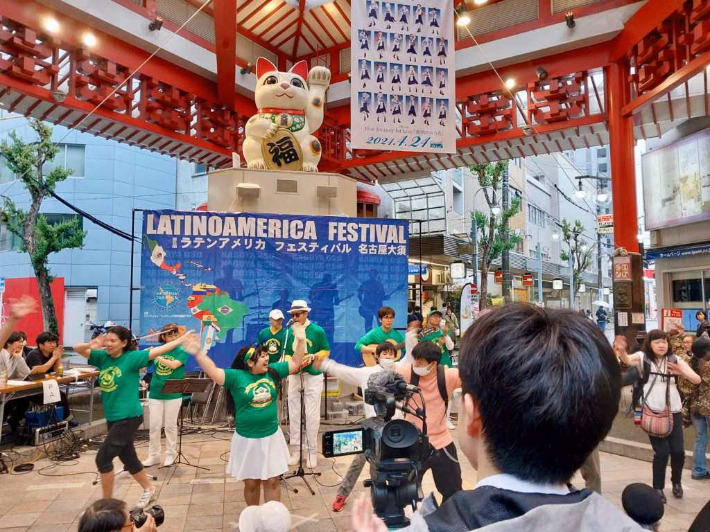 Latin America Festival performance in Osu in front of giant maneki-neko statue
